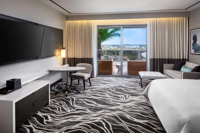 غرفة بسرير كينج بشرفة مع أريكة لذوي الإعاقة، Hilton Aventura Miami 2/3