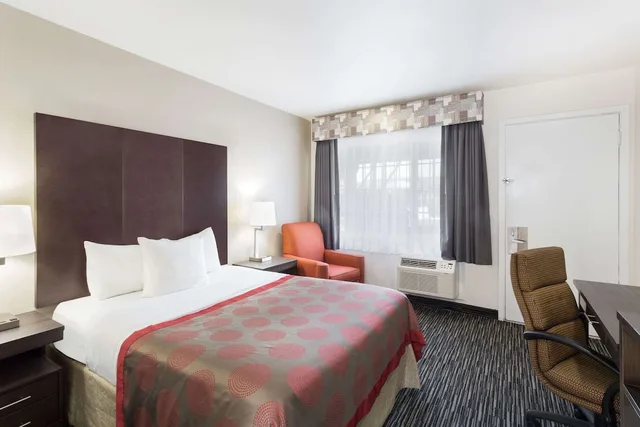 Standard, Queen Bed, Ramada By Wyndham Monterey 1/3