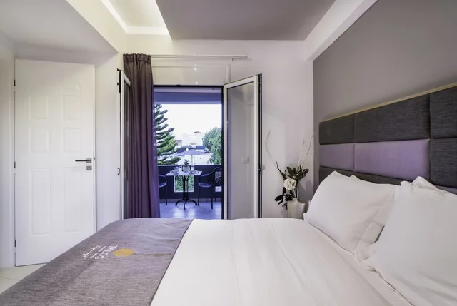 جناح ديلوكس بسرير كوين مع أريكة بمطبخ، Talos Luxury Suites 1/5