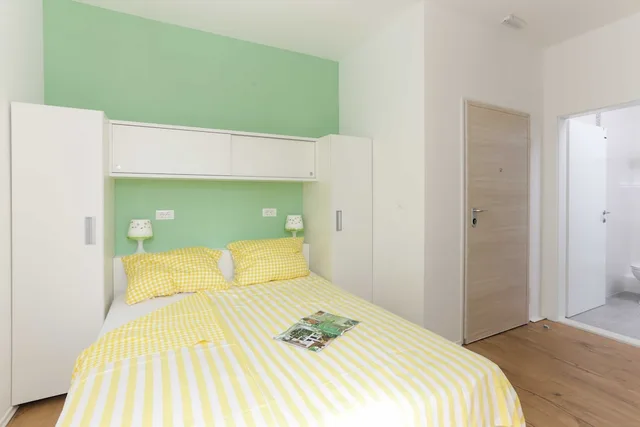 شقة بسرير كوين بشرفة بغرفة نوم واحدة مع أريكة، Apartments Villa Karmen 2/4