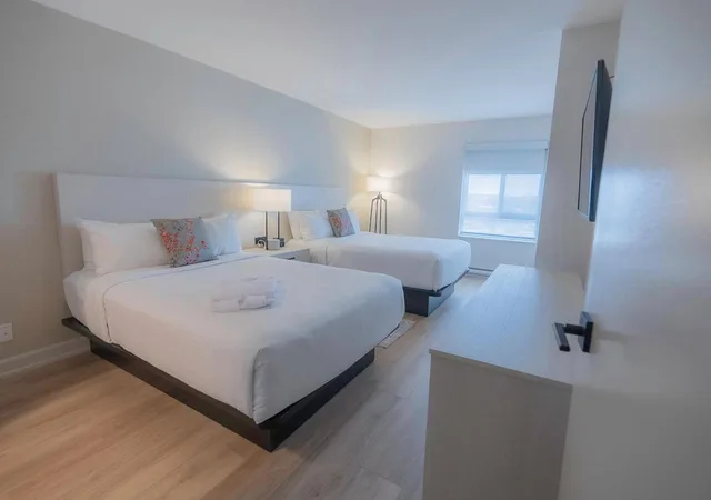 شقة ديلوكس بشرفة بغرفتي نوم، Les Suites Hotel Ottawa 2/5