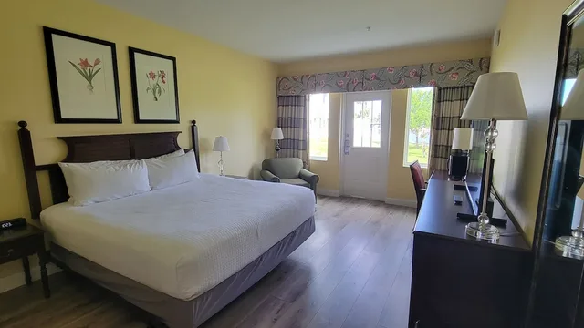 غرفة ديلوكس بإطلالة على القناة بشرفة مفردة بسرير كينج، Plantation Resort on Crystal River 3/5