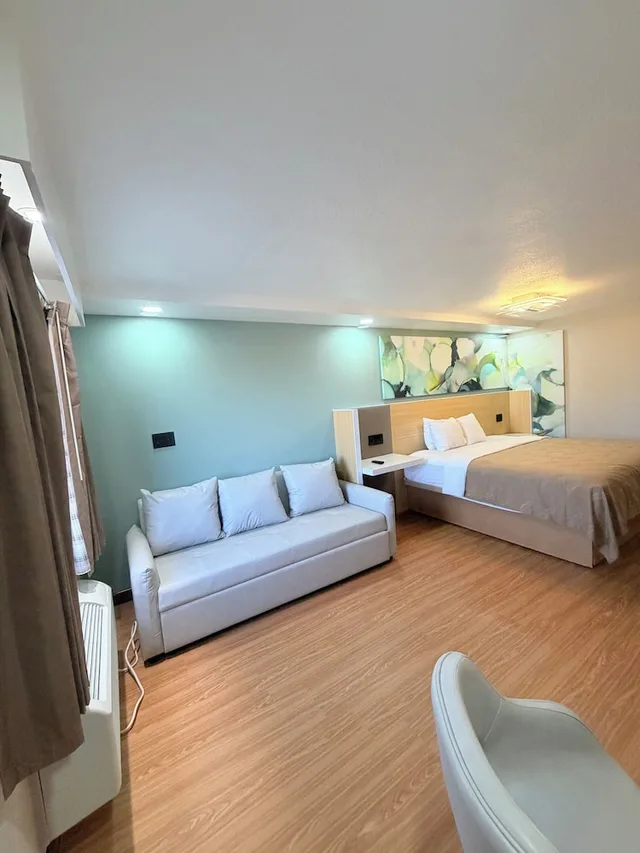 جناح سوبيريور بسرير كينج مع أريكة، Wyndham Garden Salina Conference Center 3/8