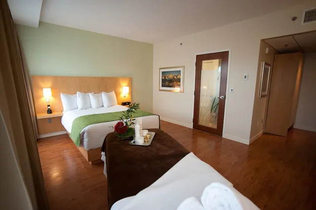 غرفة قياسية بسرير كينج، The Holman Grand Hotel 3/7