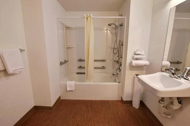 2 Full Beds - ADA/RI Shower/Mini Fridge، Motel6 Rancho Mirage CA Palm Springs 6/6
