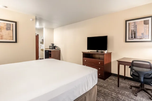 غرفة بسرير كينج، Cobblestone Hotel & Suites - Newport 7/8