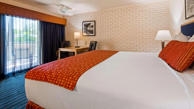 غرفة بسرير كينج بإطلالة، Best Western Pine Tree Motel 2/9