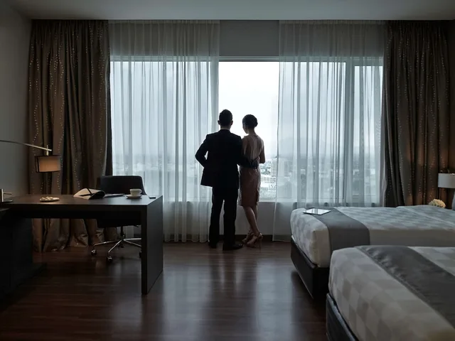 غرفة ديلوكس تنفيذية بسريرين منفصلين بإطلالة على المدينة مع دخول صالة النادي، Pullman Kuching 5/6