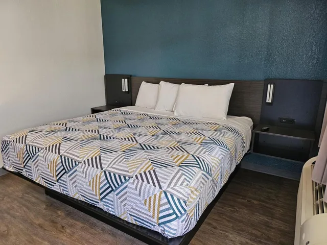 غرفة بسرير كوين، Motel6 Westminster, CA - North 3/6