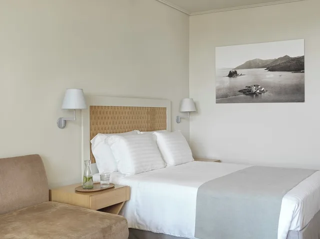 غرفة بسريرين منفصلين بإطلالة على الحديقة بشرفة، Kontokali Bay Resort and Spa 4/8