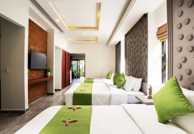 1 Bedroom, Family Suite, 1 King and 2 Queen Beds, Khmer Mansion Residence 2/4