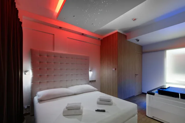 Wellness, King Bed, Hot Tub, Hotel Aura Design & Garden Pool 3/4