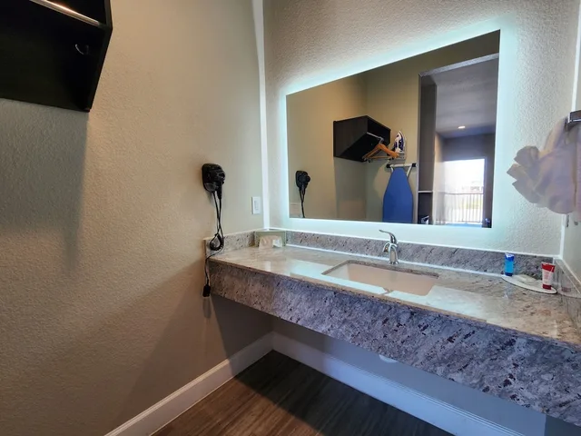 جناح استوديو بسريرين كوين، Days Inn & Suites By Wyndham La Porte 4/5