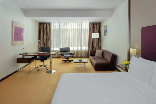 غرفة بزنس، Radisson Blu Plaza Hotel Hyderabad Banjara Hills 5/6