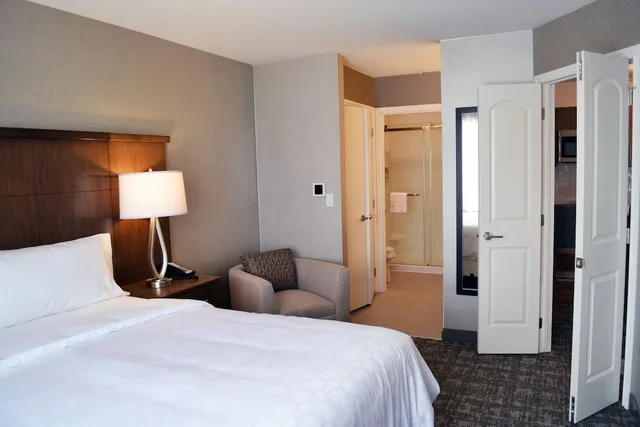جناح بغرفة نوم واحدة بمطبخ بحوض استحمام لذوي الإعاقة، Staybridge Suites Red Deer North 1/4