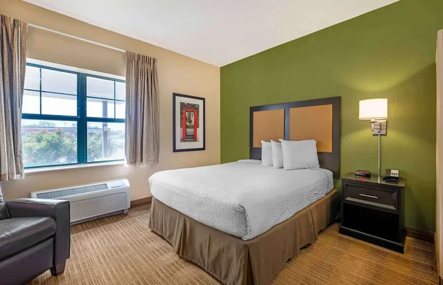 Studio, Queen Bed, Extended Stay America Chicago - Itasca 1/5