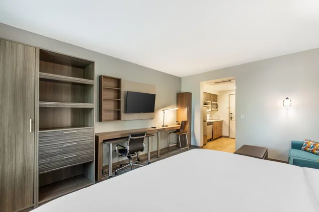 جناح بسرير كينج مع أريكة لذوي الإعاقة، MainStay Suites Fort Myers East I-75 2/6