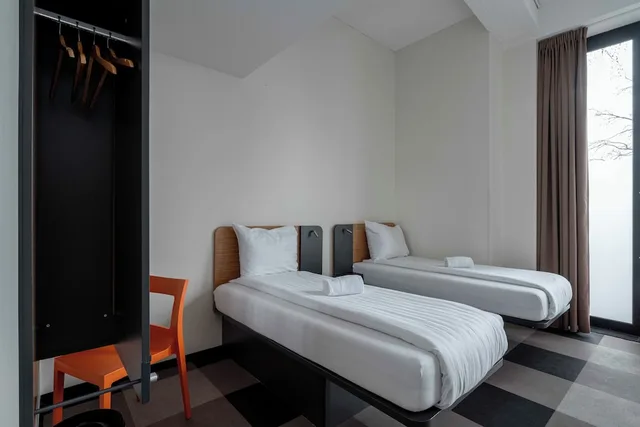 غرفة عائلية رباعية بسرير كوين وسريرين منفصلين لذوي الإعاقة، easyHotel Maastricht City Center 9/10