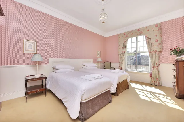 Highgrove, Suite, 2 King Beds, 1 Double and 1 Single Bed، No 1 The Mansions By Mansley 10/10