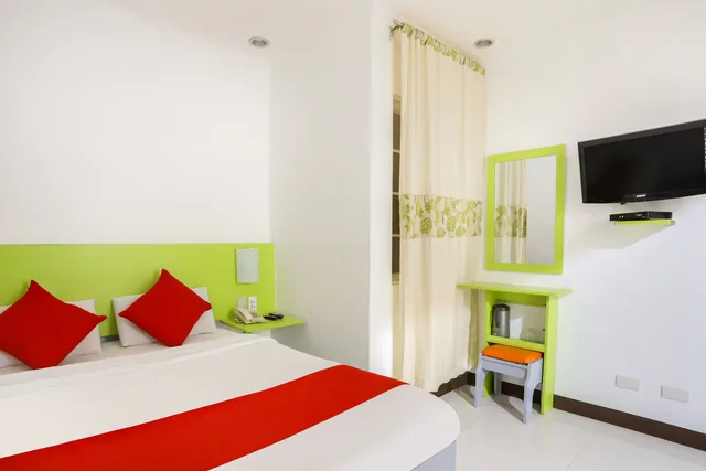 Superior, Double Bed, OYO 210 Apple Tree Suites 2/4