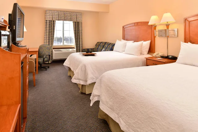 غرفة بسريرين كوين مع أريكة، Spark by Hilton Grand Island Hotel 2/3