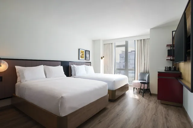 غرفة بسرير مزدوج، Renaissance New York Flushing Hotel at Tangram 1/6