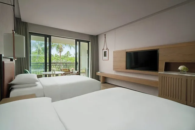 غرفة بسريرين مزدوجين بإطلالة على الحديقة بشرفة، Marriott Yalong Bay 2/10