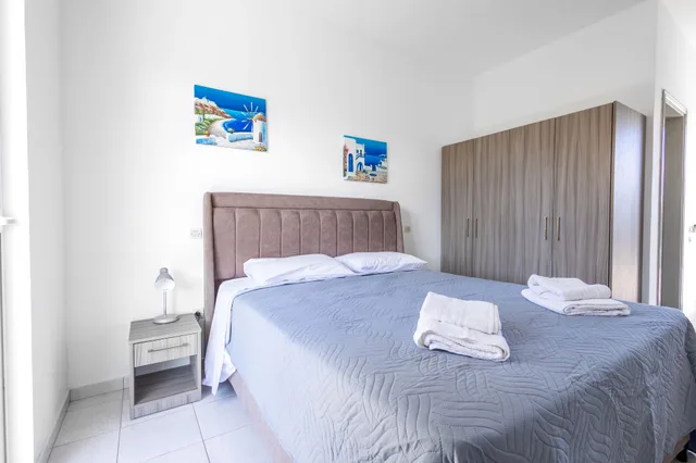 Studio, King Bed, Garden View, Balcony, Johnhara Studios And Apartments 4/6
