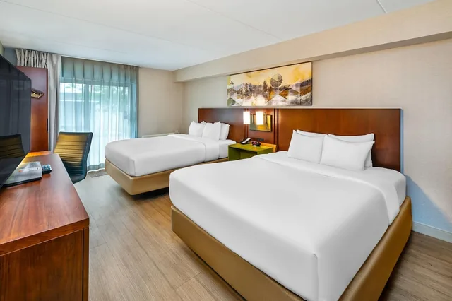Standard, 2 Queen Beds, Ground Floor, Comfort Inn Sudbury East 3/10