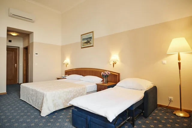 غرفة عائلية بسريرين منفصلين بإطلالة على البحر مع أريكة، Hotel Lovran 5/8