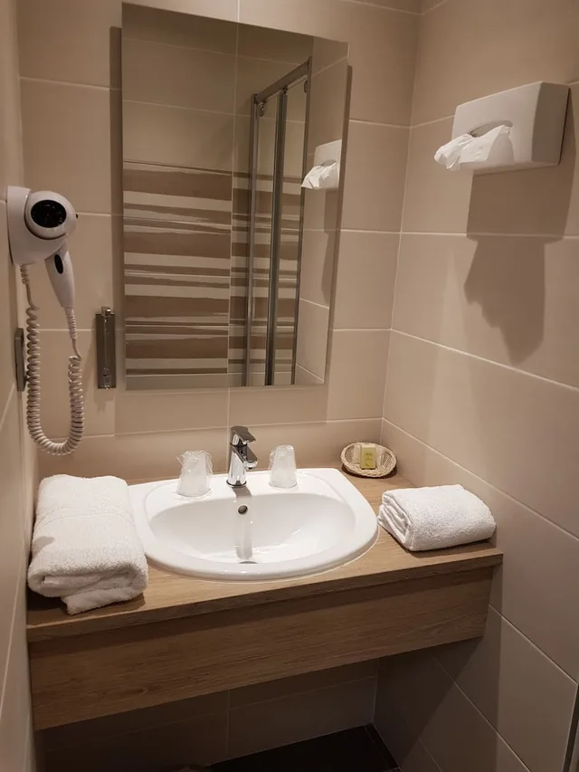 غرفة قياسية بسرير مزدوج، Logis Hotel La Bonne Auberge 3/5