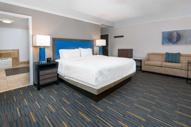غرفة بسرير كينج بحوض جاكوزي، Hampton Inn And Suites Buffalo Downtown 1/1