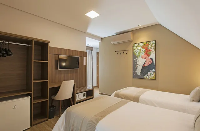 جناح بريميوم بسرير كينج وسريرين منفصلين بحوض استحمام، Hotel Fioreze Primo 4/10