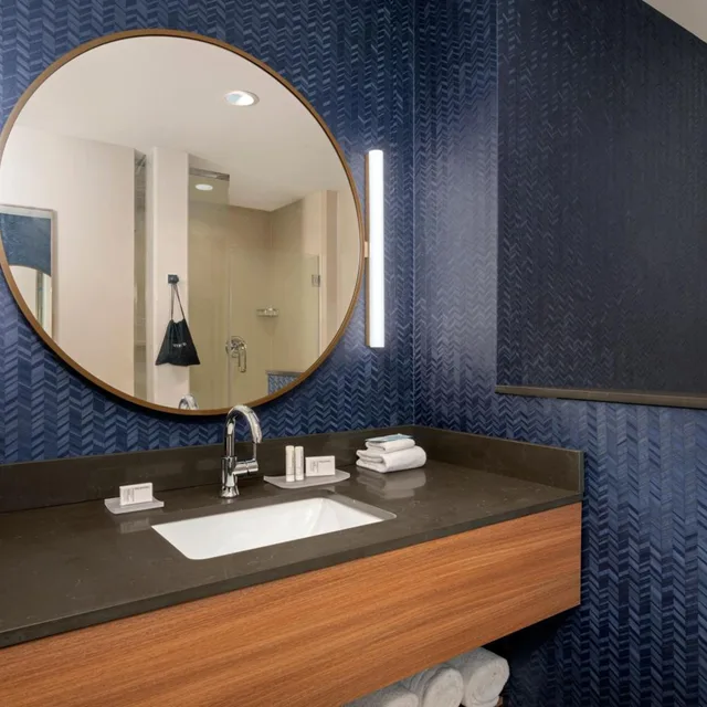 غرفة بسرير كينج وسريرين كوين، Fairfield Inn & Suites Madison Historic Eagle Cotton Mill 6/7