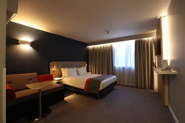 غرفة بسرير مزدوج مع أريكة، Knowsley Inn and Lounge 1/3