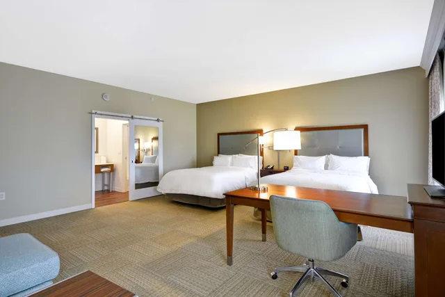 غرفة بسريرين كوين بحوض استحمام لذوي الإعاقة، Hampton Inn And Suites Charleston Airport 4/6