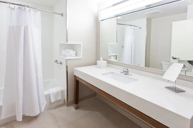 غرفة بسرير كينج مع أريكة، Courtyard By Marriott Columbus Phenix City 4/4