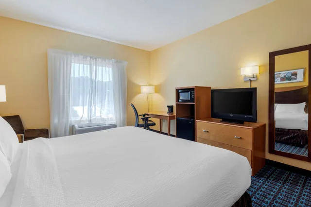 غرفة بسرير كينج لذوي الإعاقة، Comfort Inn & Suites Corbin North 1/10