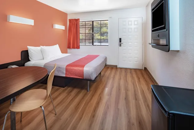 غرفة قياسية بسرير مزدوج، Motel6 Thousand Oaks, CA 4/8