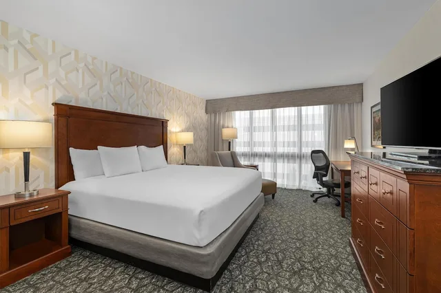 Deluxe, King Bed, High Floor, Drury Inn and Suites Creve Coeur St Louis 1/2
