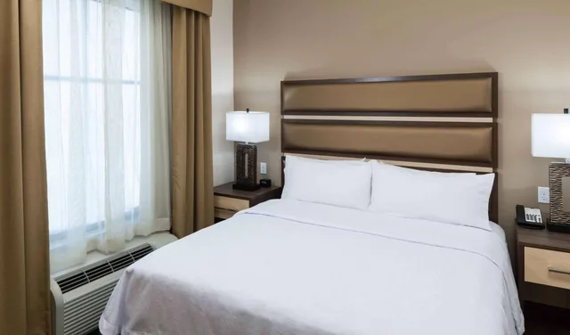 جناح بسرير كينج بغرفة نوم واحدة مع أريكة، Homewood Suites By Hilton Cape Canaveral-Cocoa Beach 1/2