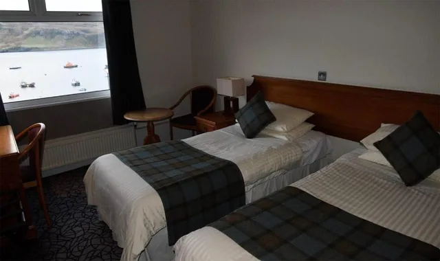 غرفة بسريرين منفصلين بإطلالة على البحر، The Royal Hotel, Portree 3/9