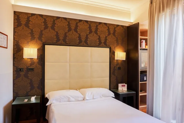 Room, French Bed, with View، Touring Hotel Bologna 4/8