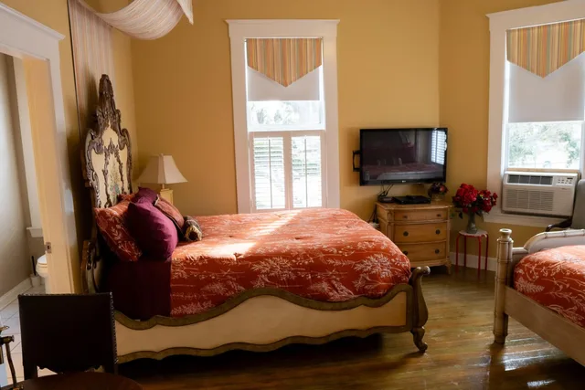 Caribbean, Style, Deluxe, 2 Queen Beds، Oak Tree Hotel 3/17