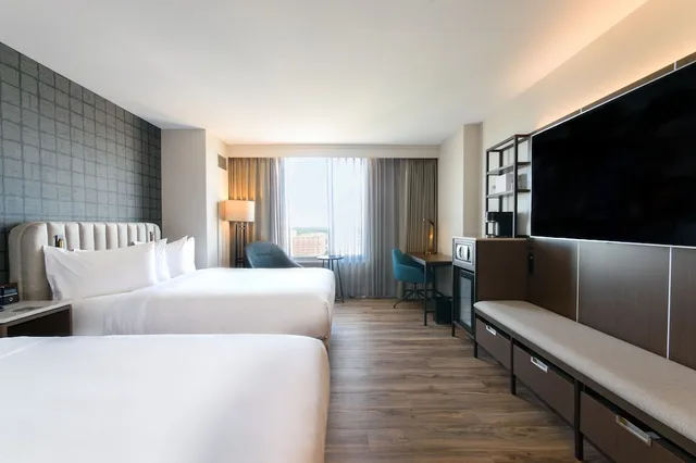 غرفة بسريرين كوين بإطلالة على النهر، Hyatt Regency Wichita 3/7