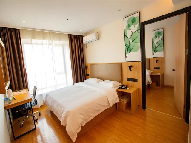 غرفة عائلية بسرير كينج وسرير كوين، GreenTree Inn Qinzhou East Railway Station 1/1