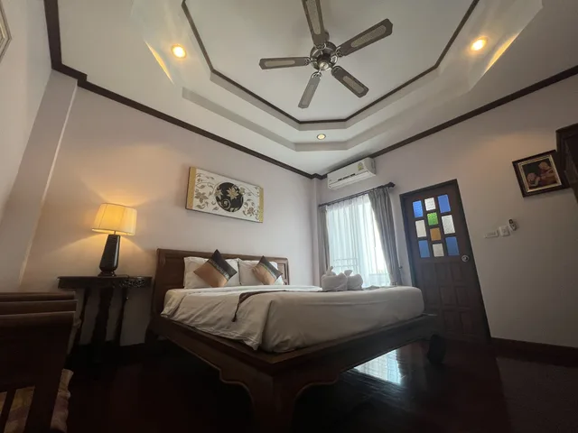 غرفة ديلوكس بسرير كينج بشرفة، Pha Thai House 5/10