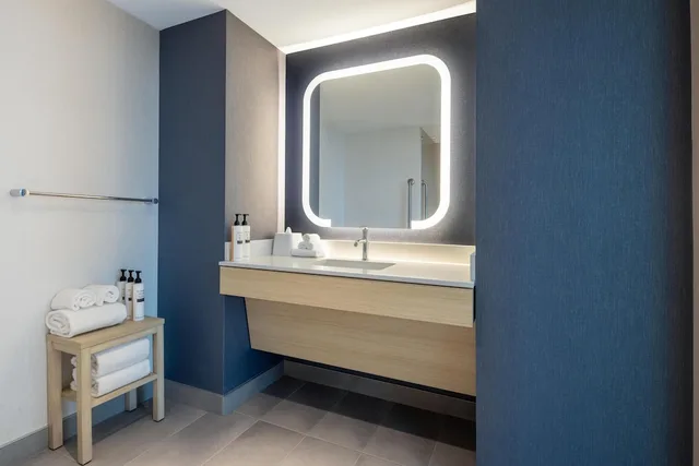 Suite, Queen Bed, Sofa, Accessible, Homewood Suites by Hilton Surrey 5/6