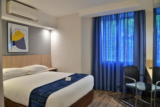 Room, Accessible, Town Lodge Menlo Park 1/3
