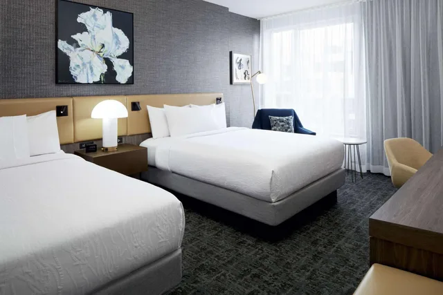 غرفة بريميوم بسرير كينج وسريرين كوين في الطابق العلوي، Hilton Garden Inn Montreal Midtown 1/8